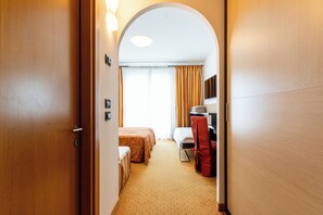 In-room safe, desk, free cots/infant beds, free WiFi - Hotel Olympus (Caorle)