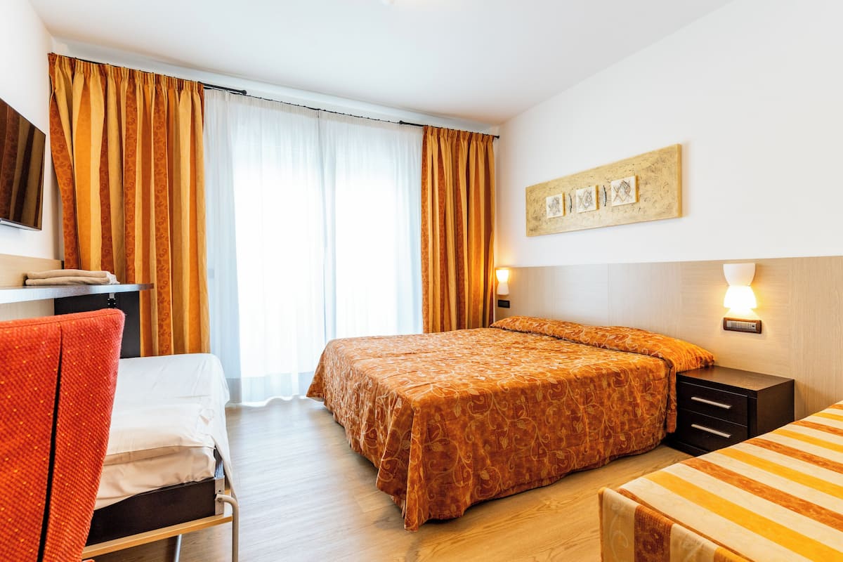 Standard Triple Room | In-room safe, desk, free cribs/infant beds, free WiFi