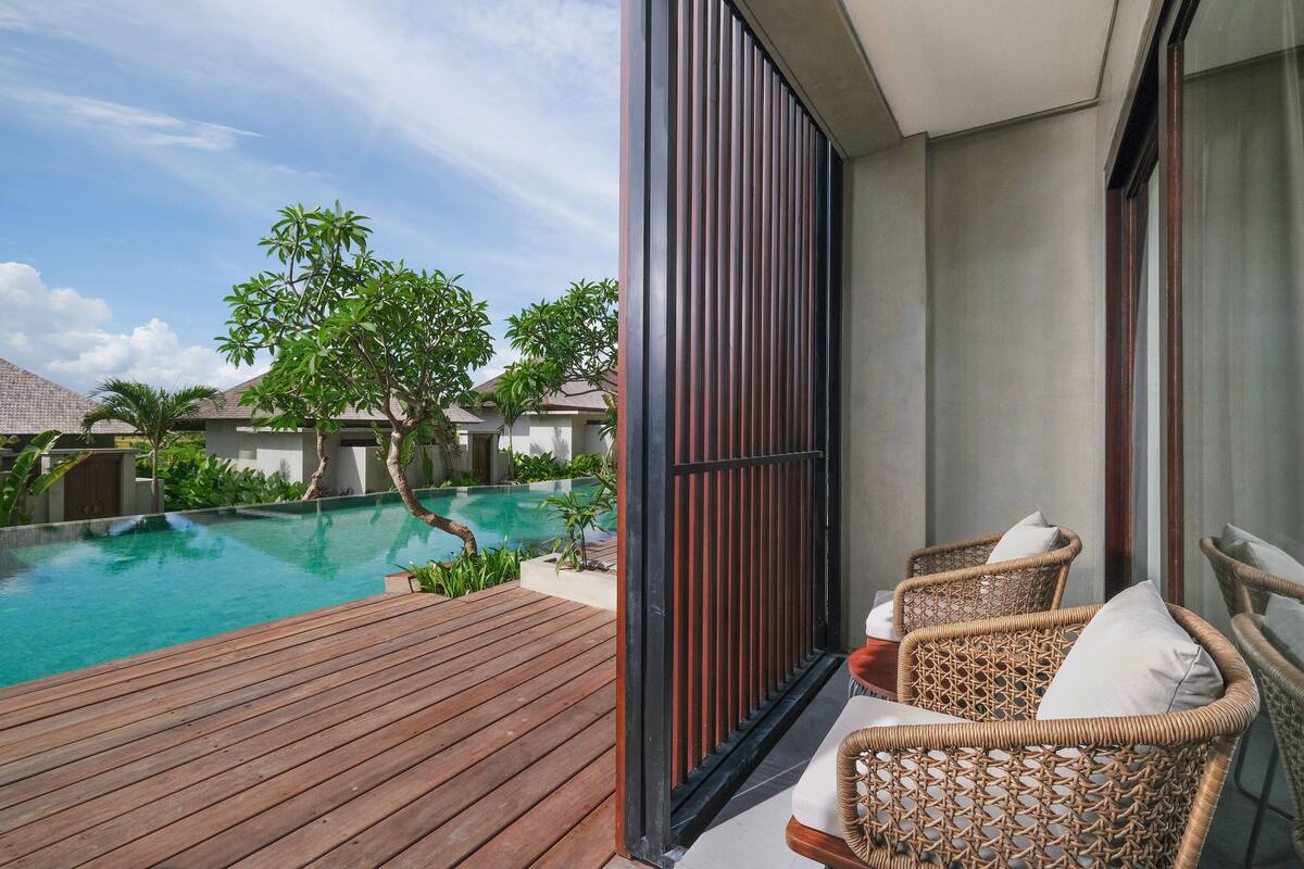 Garcia Suite Pool Access | Egyptian cotton sheets, premium bedding, down comforters, pillowtop beds