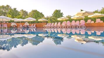 Indendørs pool, udendørs pool, parasoller, liggestole