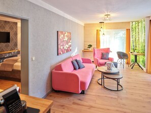 ParkSuite | Oppholdsrom | En 32-tommers Flatskjerm-TV med Parabol-TV samt TV og fotballspill