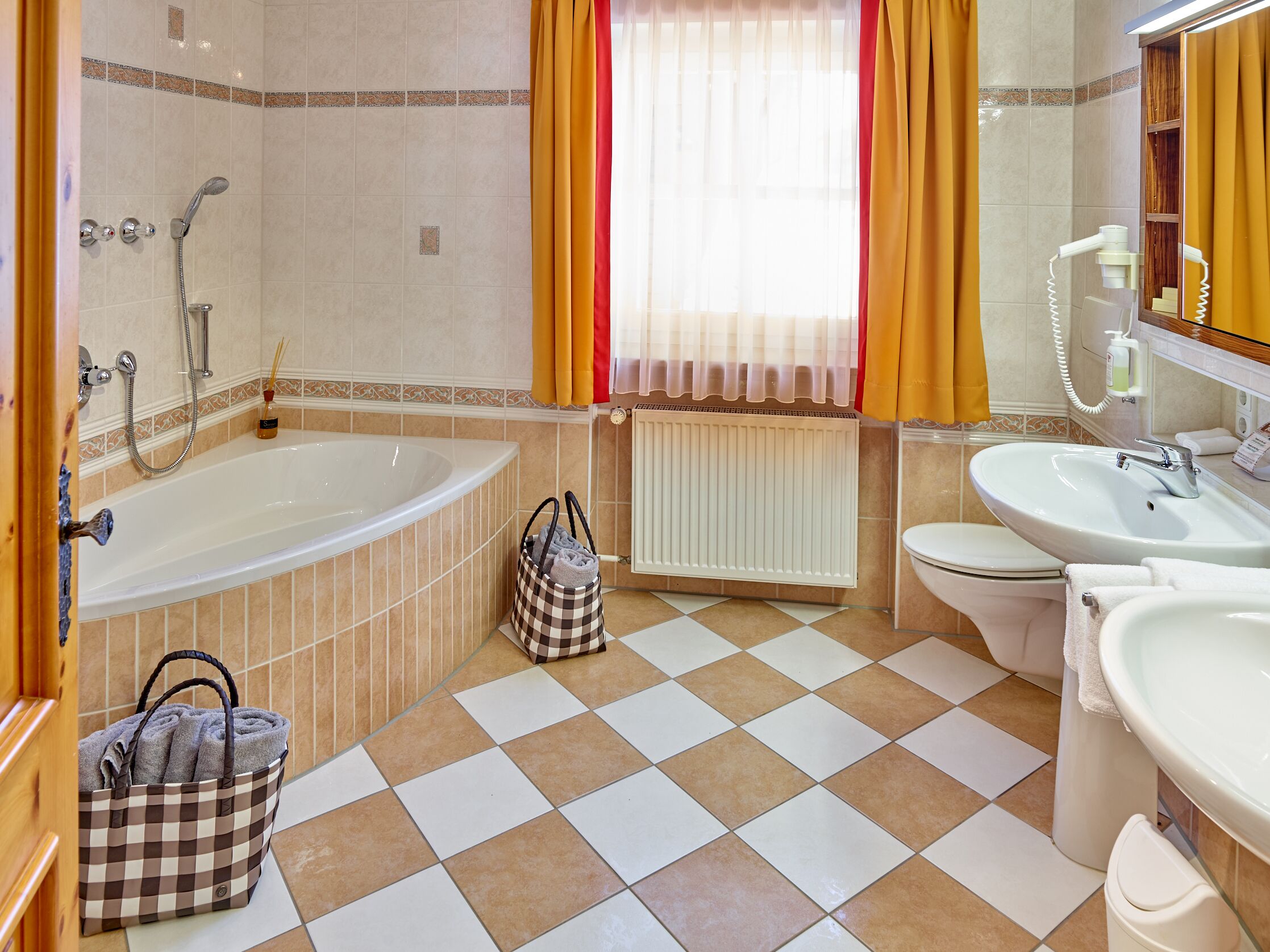 Ein Badezimmer mit Badewanne, Toilette und Waschbecken.