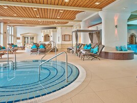 Piscina interna, piscina externa, funciona das 7h às 20h, guarda-sóis