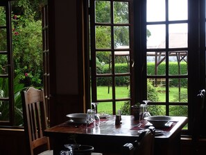 Spécialités Cuisine locale et internationale