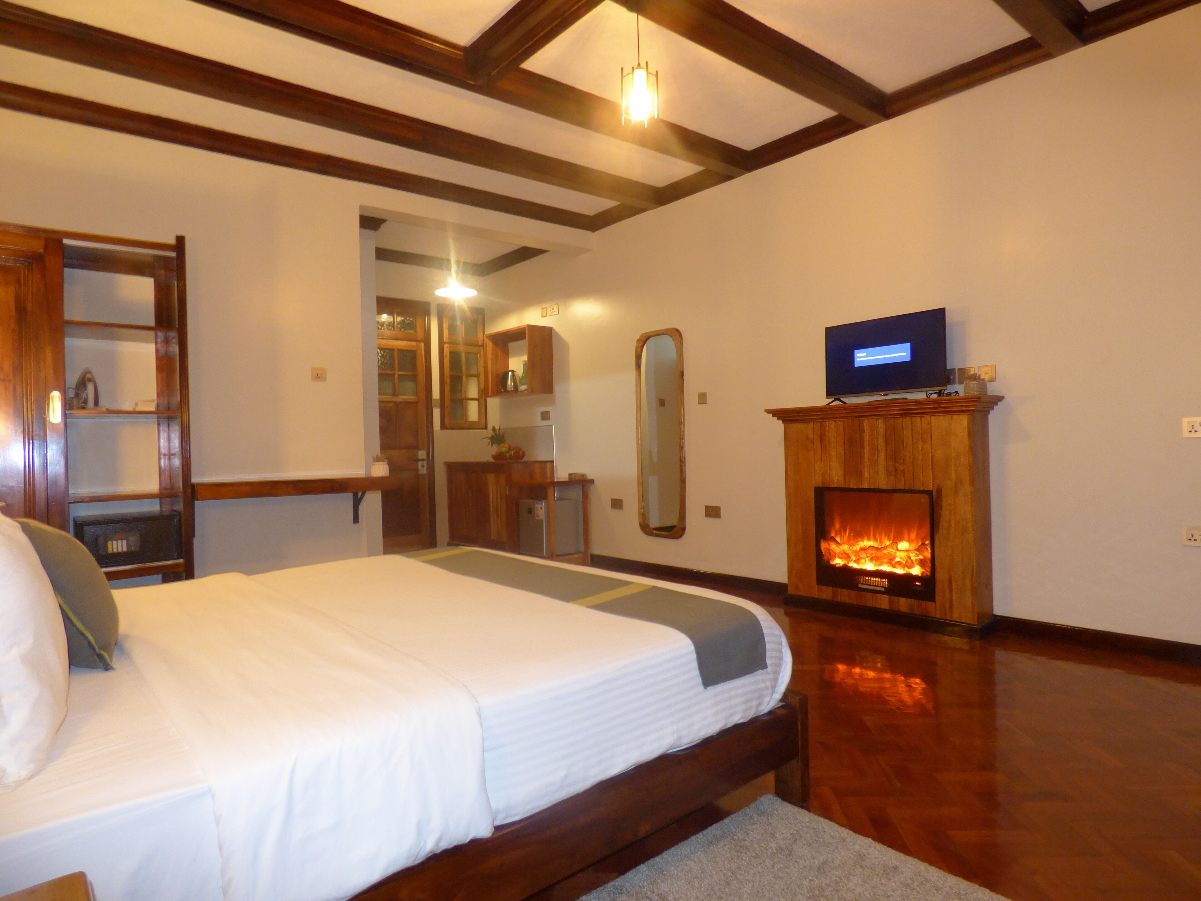 Deluxe Room | Premium bedding, down comforters, memory foam beds, minibar