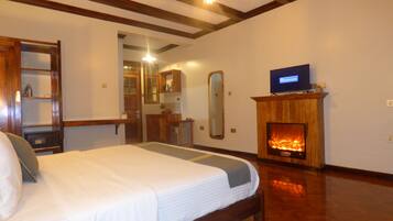 Deluxe Room | Premium bedding, down comforters, memory foam beds, minibar