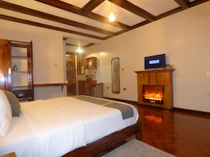Deluxe Room | Premium bedding, down comforters, memory foam beds, minibar