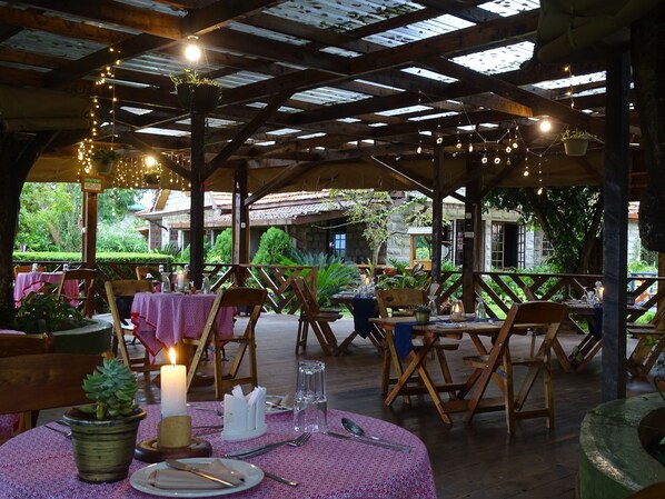Breakfast, lunch, dinner served; local and international cuisine