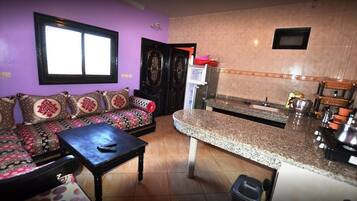 Apartemen Standar, 2 kamar tidur | Dapur pribadi | Lemari es, oven, kompor, dan peralatan masak/sendok-piring
