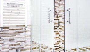 Habitación cuádruple Deluxe (Vicoletto) | Wifi gratis y ropa de cama