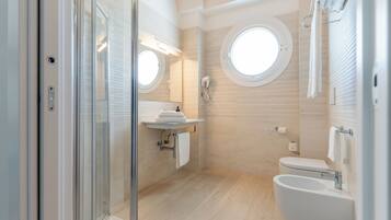 Studio | Badezimmer | Dusche, Haartrockner, Bidet, Handtücher