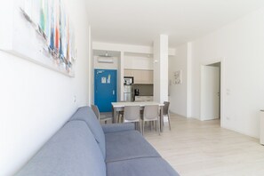 Apartamento, 1 quarto | Área de estar | Smart TV 32 polegadas com canais digitais, TV