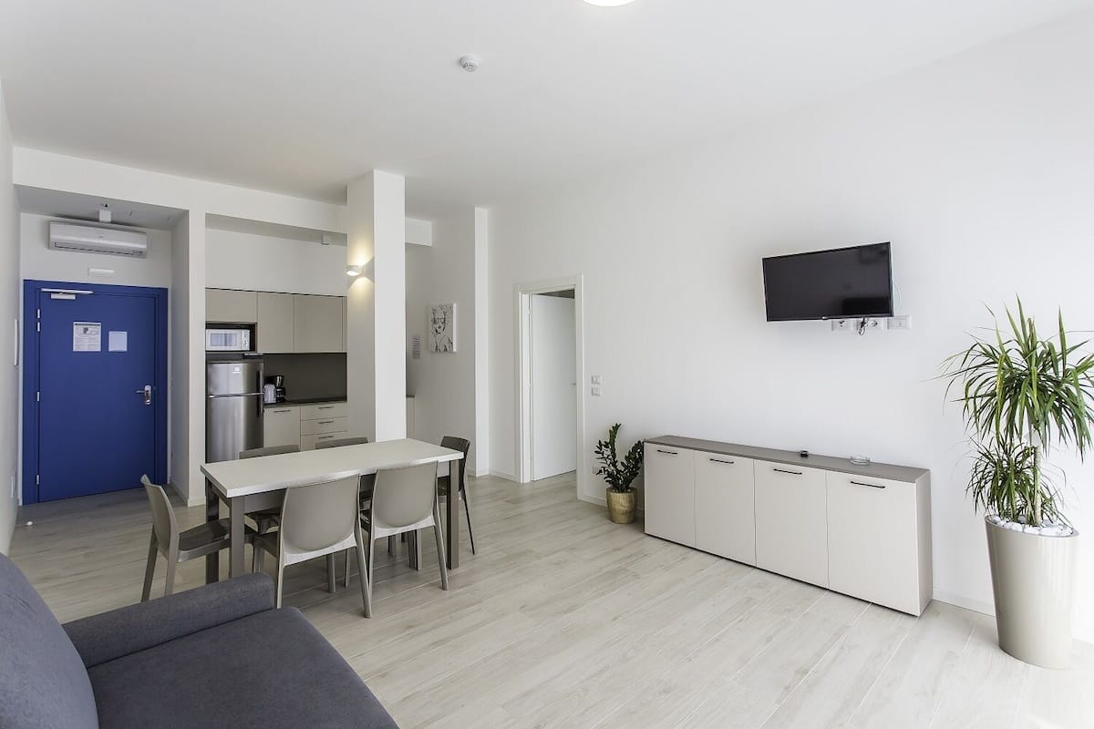 Apartment, 1 Bedroom | Woonruimte | Een 32-inch smart-tv met digitale zenders en een televisie