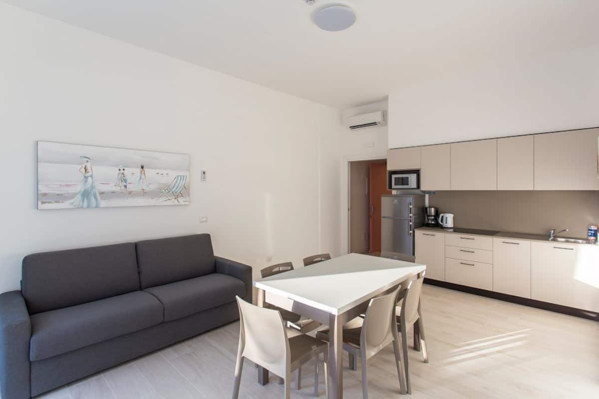 Appartement, 1 slaapkamer | Woonkamer | Een 32-inch smart-tv met digitale zenders en een televisie