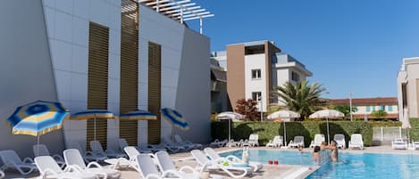 Piscine extérieure (ouverte en saison), parasols de plage