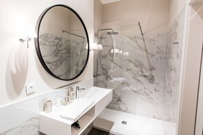 Habitación doble (3) | Baño | Regadera, amenidades de baño gratuitas, secadora de cabello, pantuflas 