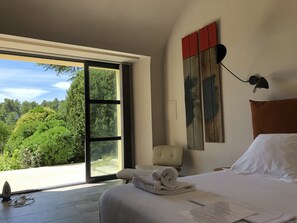 Quadruple Room (6) | In-room safe, desk, soundproofing, iron/ironing board - La bastide de Ganay (Aix-en-Provence)