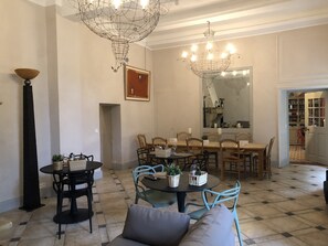 Se ofrece un desayuno continental (15 EUR por persona)