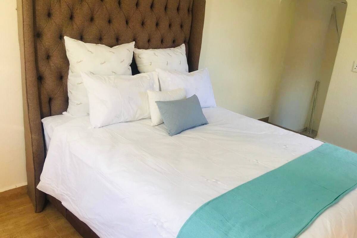 Habitación doble | Escritorio, tabla de planchar con plancha, wifi gratis y ropa de cama