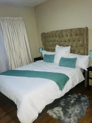 Desk, iron/ironing board, free WiFi, bed sheets - Royaltics Place (Randburg)