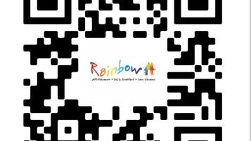 Een QR-code met een Rainbow logo en tekst die diensten aangeeft zoals Attitude, Bel & Breakfast en Case Vacances.