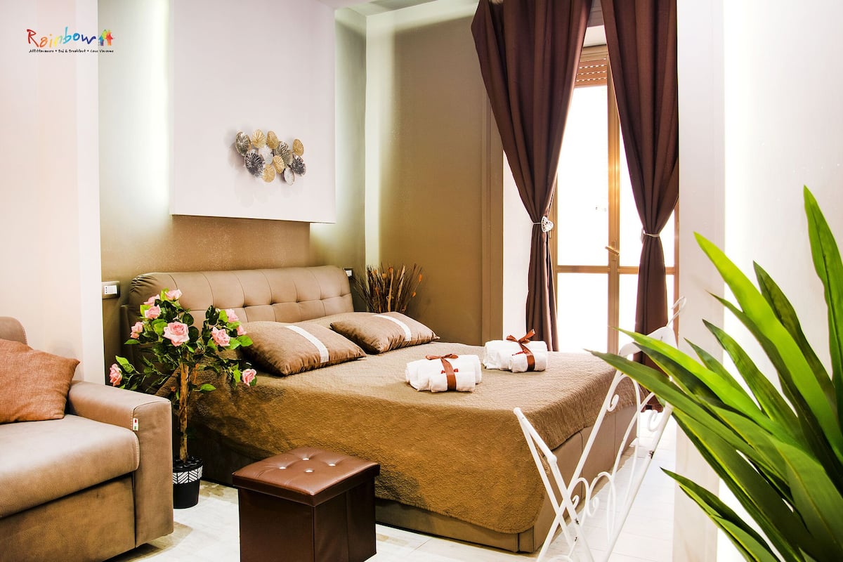 Deluxe-Vierbettzimmer, Balkon, Stadtblick (Hug) | Kostenloses WLAN, Bettwäsche
