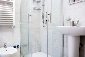 Ducha, secador de pelo, bidé y toallas