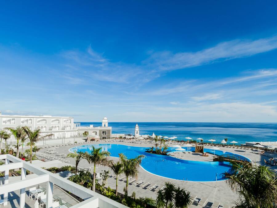 Una piscina cubierta, 2 piscinas al aire libre