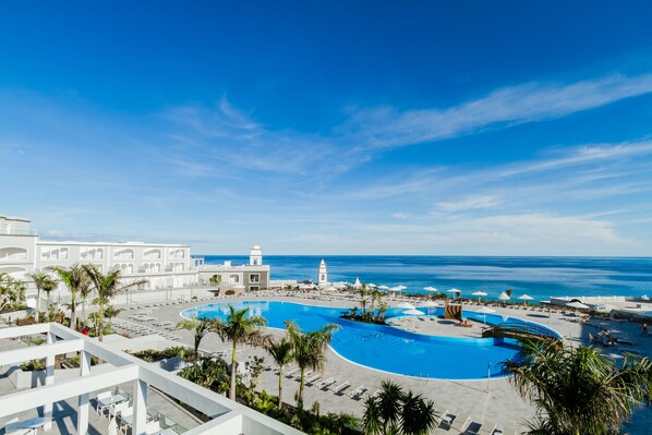 Una piscina cubierta, 3 piscinas al aire libre