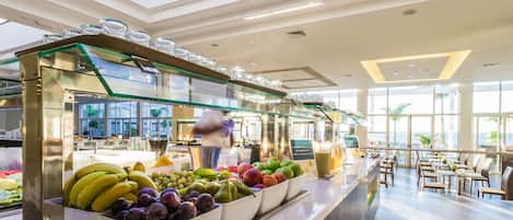 Een buffetgedeelte met diverse soorten fruit en een modern interieur.