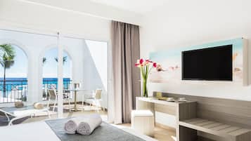 Een minibar, een kluis op de kamer, een bureau, gratis wifi