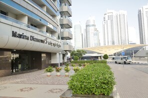 Experience the vibrant city at Marina Diamond 5, where a striking facade and prime location await.