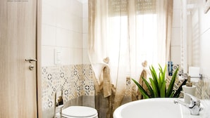 Un baño moderno con inodoro, lavabo y bañera.