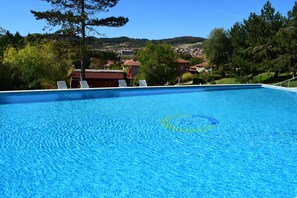 Una piscina techada, una piscina al aire libre de temporada