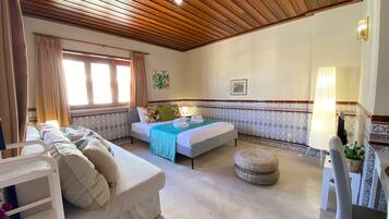 Tabla de planchar con plancha y ropa de cama