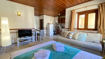 Een strijkplank/strijkijzer, beddengoed