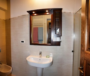 Family Apartment, 3 Bedrooms, Mountain View (Padronale) | Bathroom sink