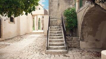 Chambre Classique Double ou avec lits jumeaux | Cour