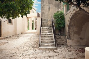 Classic Double or Twin Room | Courtyard - Terre di Romanello Relais in Val di Noto (Noto)