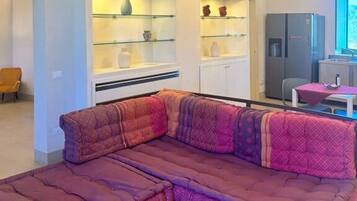 Classic-Apartment | Allergikerbettwaren, Betten mit Memory-Foam-Matratzen, Minibar