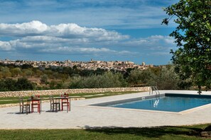 季节性开放的室外游泳池，池畔遮阳伞，日光浴躺椅