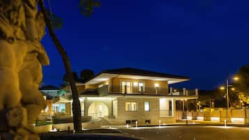 Depan hartanah - siang/malam