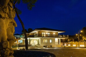 Façade de l’hébergement - soirée/nuit