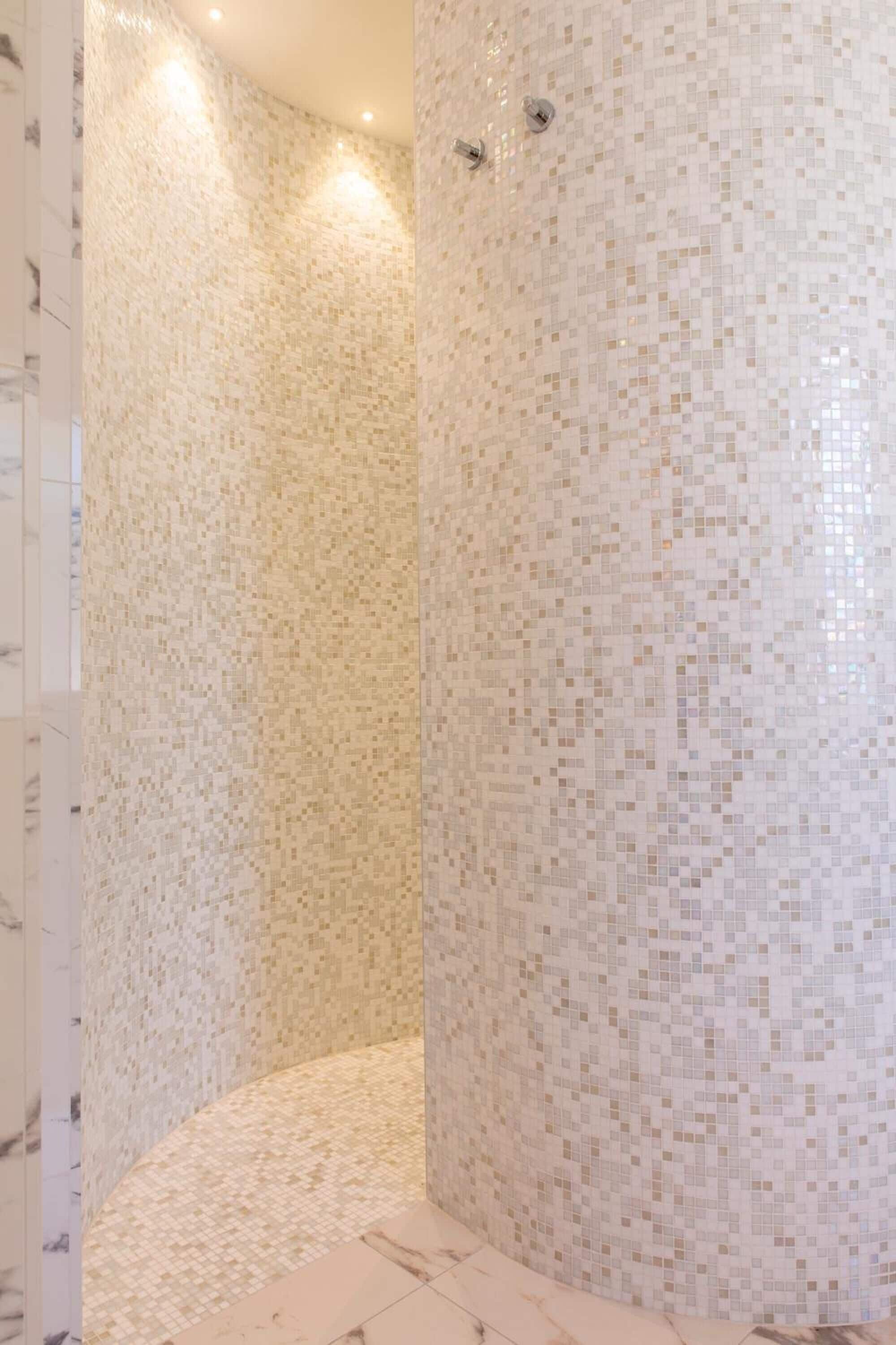 Artículos de higiene personal gratuitos, secador de pelo y albornoces