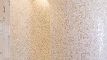 Artículos de higiene personal gratuitos, secador de pelo y albornoces