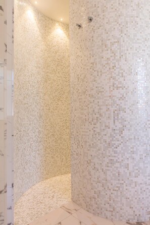Artículos de tocador gratuitos, secador de pelo, batas, bidet