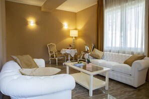 Minibar, desk, laptop workspace, soundproofing - Aurum Suites (Pescara)