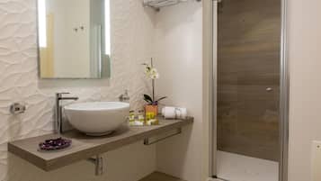 Gratis toiletartikler, hårtørrer, badekåber, bidet
