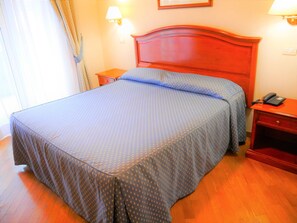 In-room safe, blackout drapes, free WiFi, bed sheets - Hotel San Pietro (Rome)