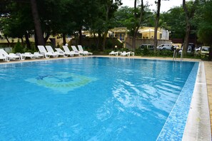 Piscine couverte, piscine extérieure (ouverte en saison)